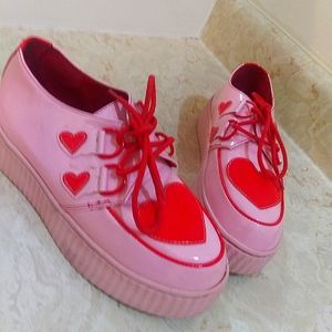Pink heart shoe, size 6